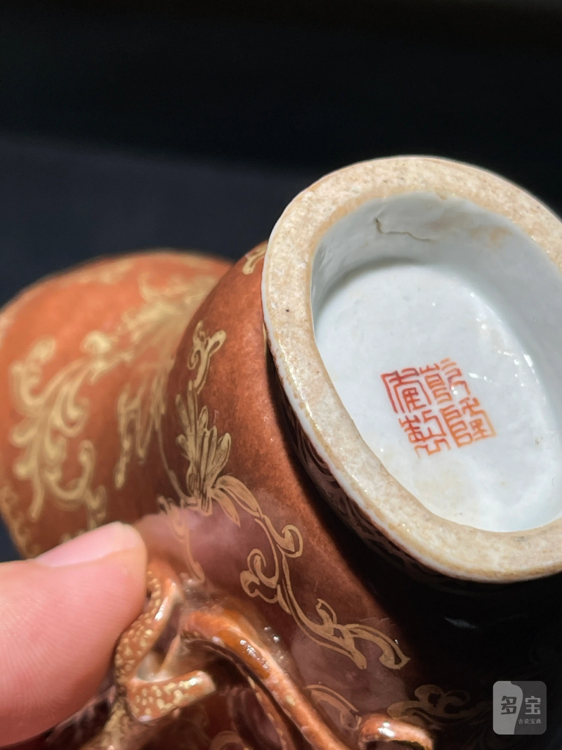 清乾隆 酱釉描金花卉纹堆塑螭龙爵杯 - 图11